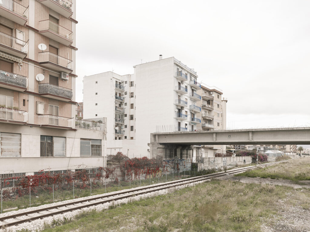 Roberto Giangrande, éditions LightMotiv, Incompiuto, Italie, Mafia, incomplet, bâtiments, oubliés, abandonnés, détournements, vols, délits, paysage, chronique, livre photo, 5ruedu, Frédéric Martin, 